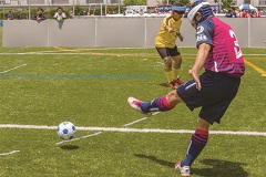 仲間の声と音をたよりにゴール！ブラインドサッカー®体験
