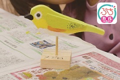 小鳥の模型に着色！夏休み親子バードカービング教室