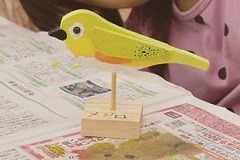 小鳥の模型に着色!夏休み親子バードカービング教室